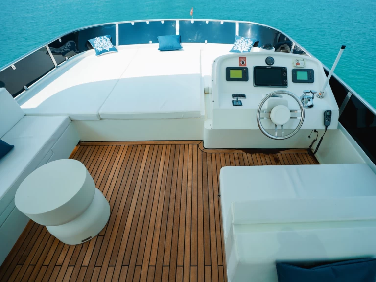 Luxury Yacht rental in Dubaï harbour - Sunseeker Polans