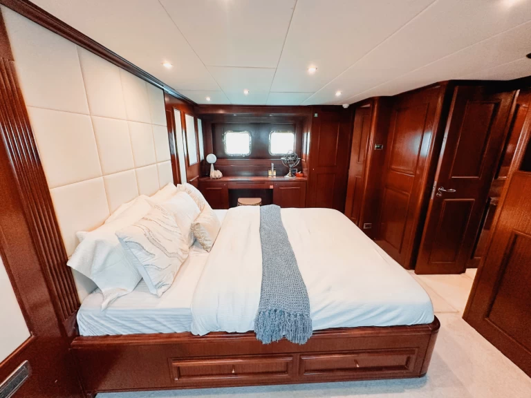 Luxury Yacht rental in Dubaï harbour - Azimut Freedom