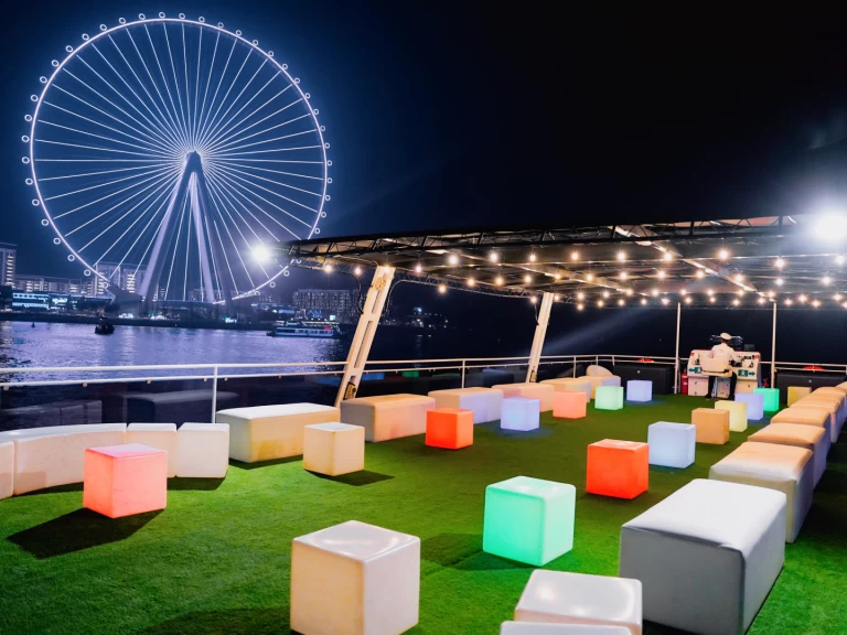 Luxury Yacht rental with or without captain Sunseeker Dubaï harbour