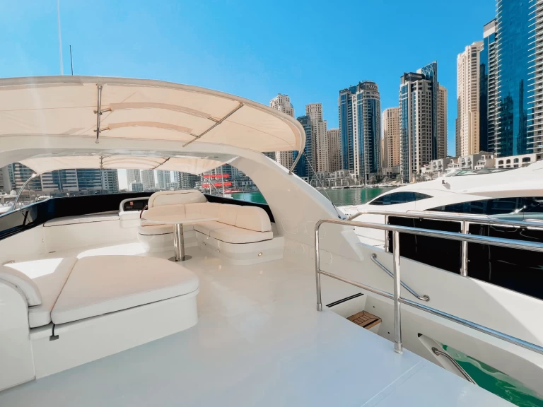 Sunseeker X8 in Dubaï harbour on SamBoat