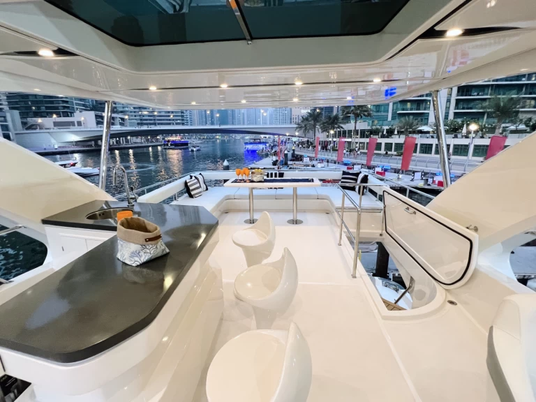Yacht charter Dubaï harbour cheap X32