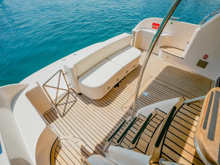 Motorboat rental with or without captain Sunseeker Dubaï harbour