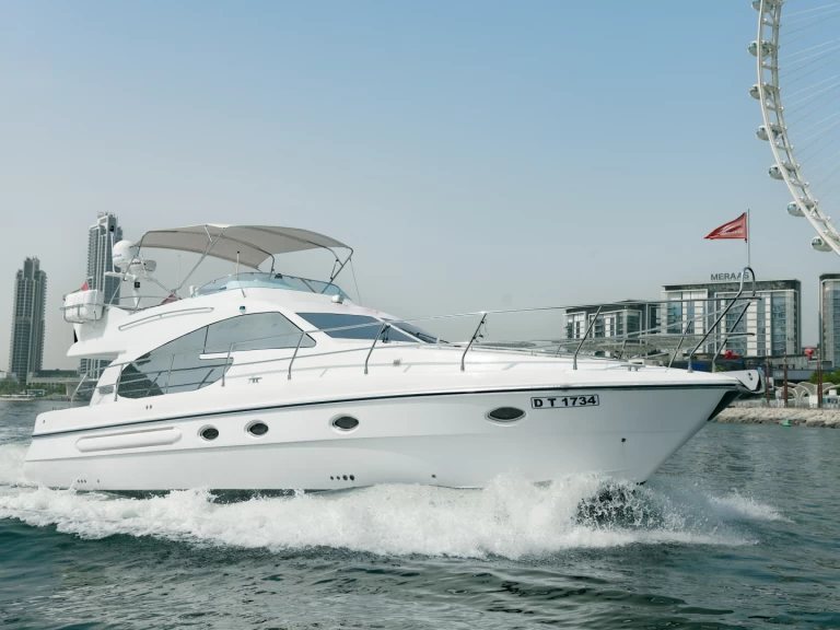 Boat rental Azimut X9 in Dubaï harbour on Samboat