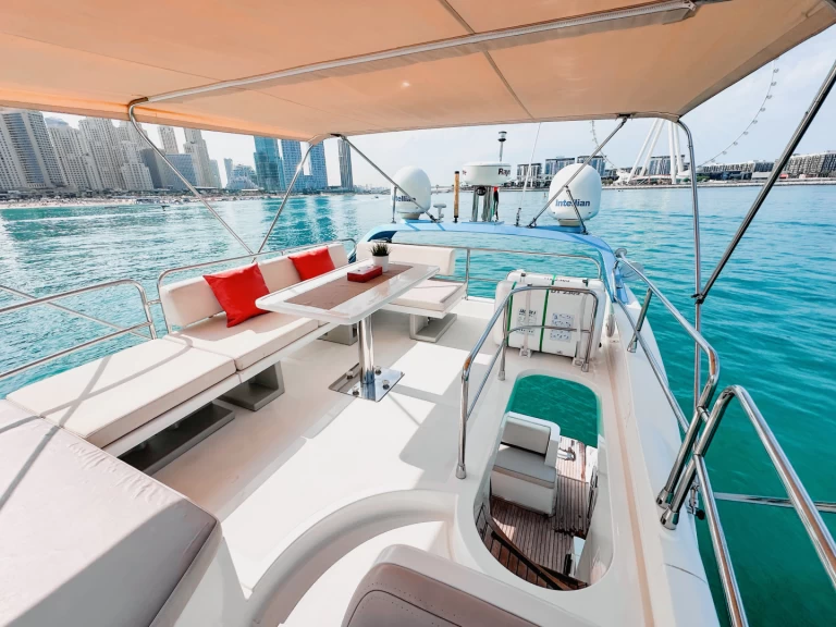 Yacht charter Dubaï harbour cheap X33