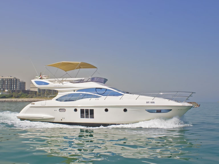 Gulf Craft - Majesty Yachts X7 in Dubaï harbour on SamBoat