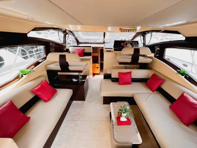 Yacht charter Dubaï harbour cheap X7