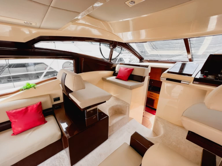 Rent a Gulf Craft - Majesty Yachts X7 Dubaï harbour