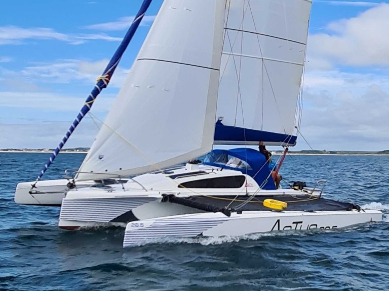 Rent a ASTUS BOATS ASTUS 26.5 La Trinité-sur-Mer