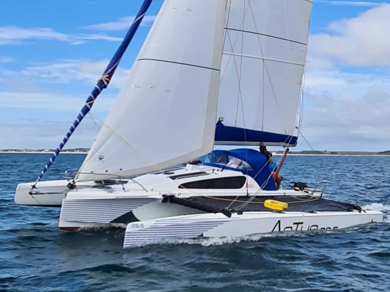 Rent a ASTUS BOATS ASTUS 26.5 La Trinité-sur-Mer