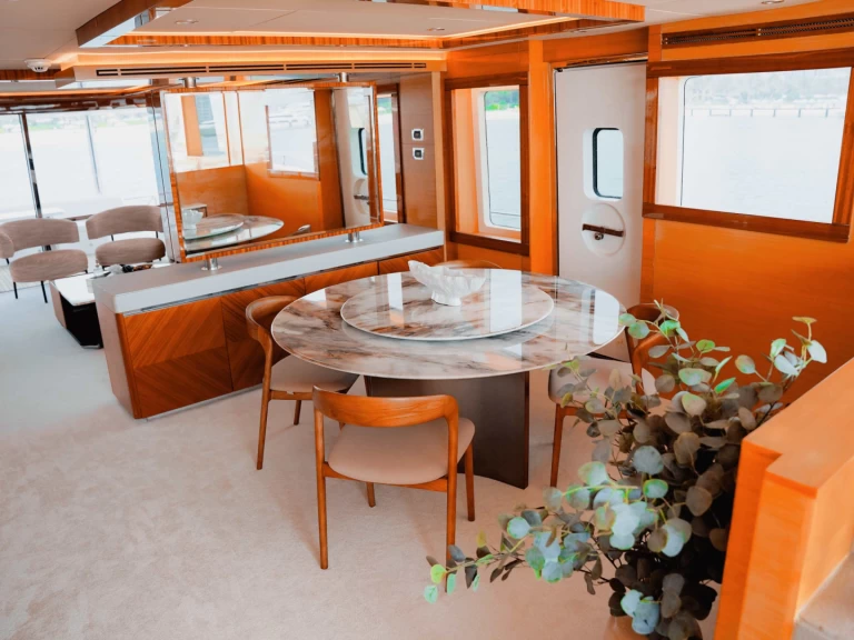 Yacht charter Dubaï harbour cheap Silo