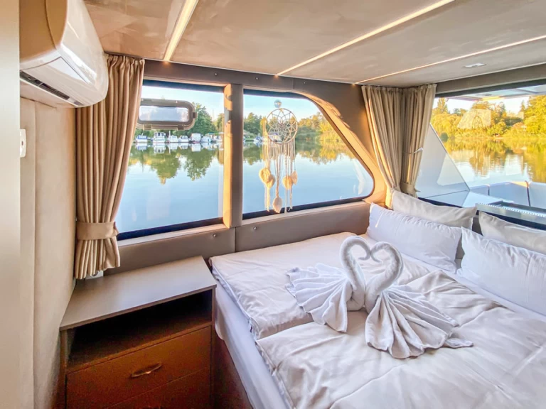 Houseboat rental with or without captain Luxboot Buchholz