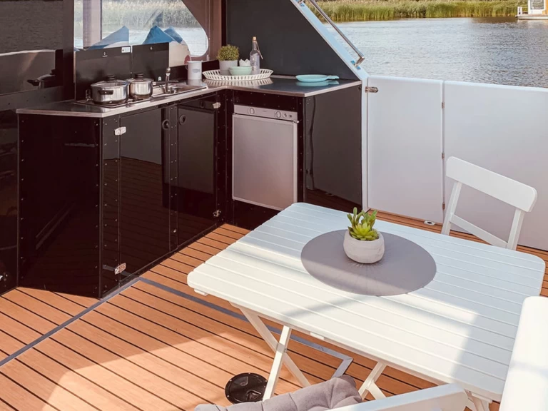 Houseboat rental with or without captain Luxboot Buchholz