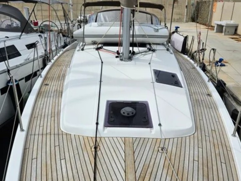 Sailboat for rent San Vincenzo at the best price