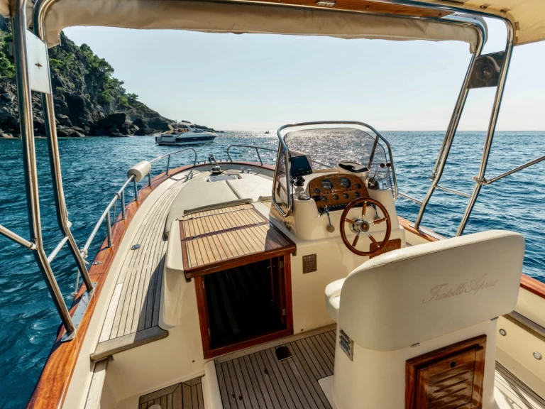 Fratelli Aprea Sorrento 7,50 open cruise charter bareboat or captained in  Lavagna
