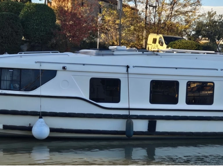 Le Boat Vision 3 charter bareboat or captained in  Capestang