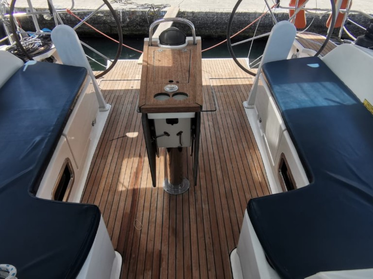 Sailboat for rent Volos at the best price