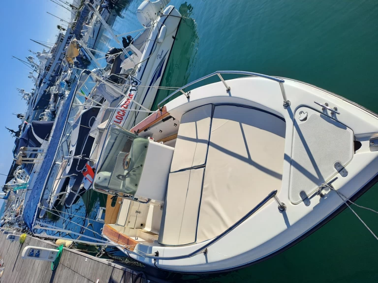 Bareboat Rental Motorboat Ranieri with a boat licence