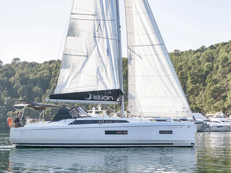 Boat rental Bénéteau Oceanis 37.1 in Skradin on Samboat