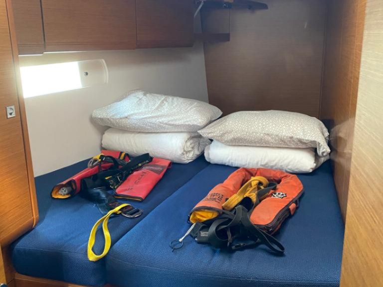 Yacht charter Palma de Mallorca cheap Sun Odyssey 519