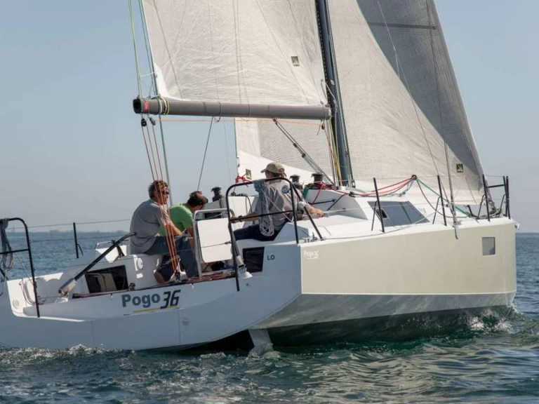 Sailboat for rent Larmor-Plage at the best price