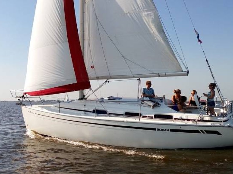 Rent a Bavaria Bavaria 30 Cruiser Larmor-Plage