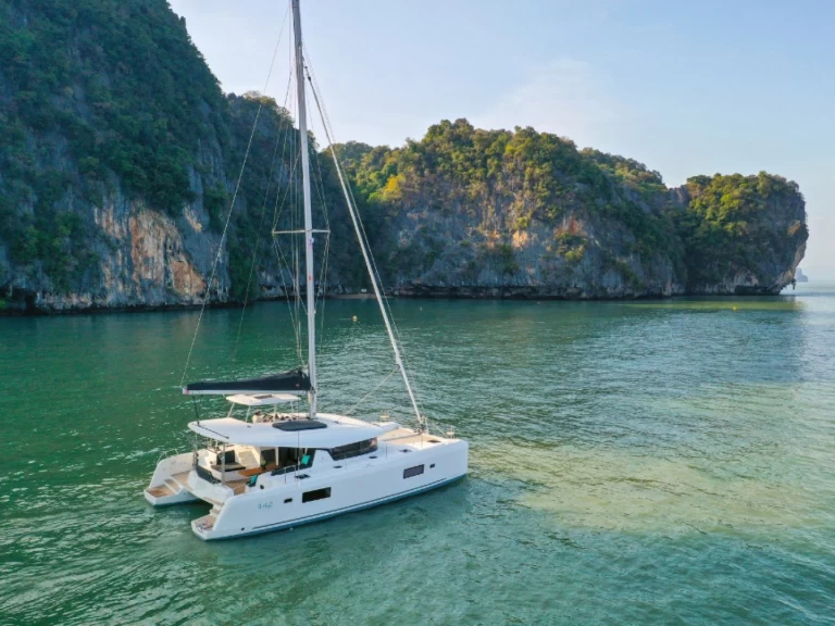 Boat rental Lagoon Lagoon 42 Millenium in Hyères on Samboat