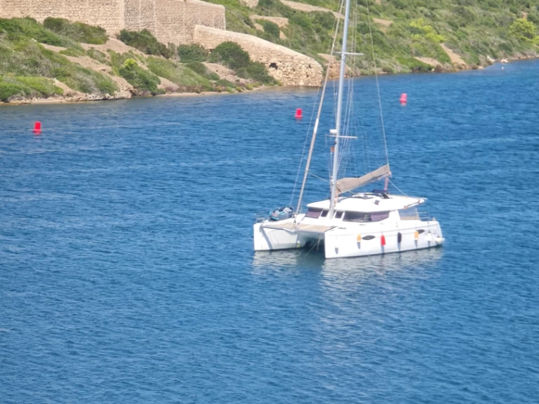 Boat rental Fountaine Pajot Helia 44 Maestro in Canet-en-Roussillon on Samboat