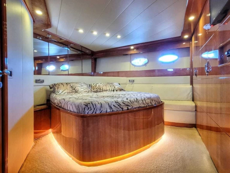 Bareboat Rental Motorboat Pershing with a boat licence