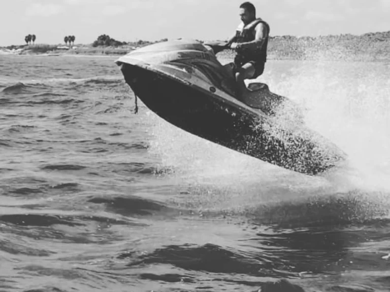 Rent a Yamaha Yamaha VX Torre Vado