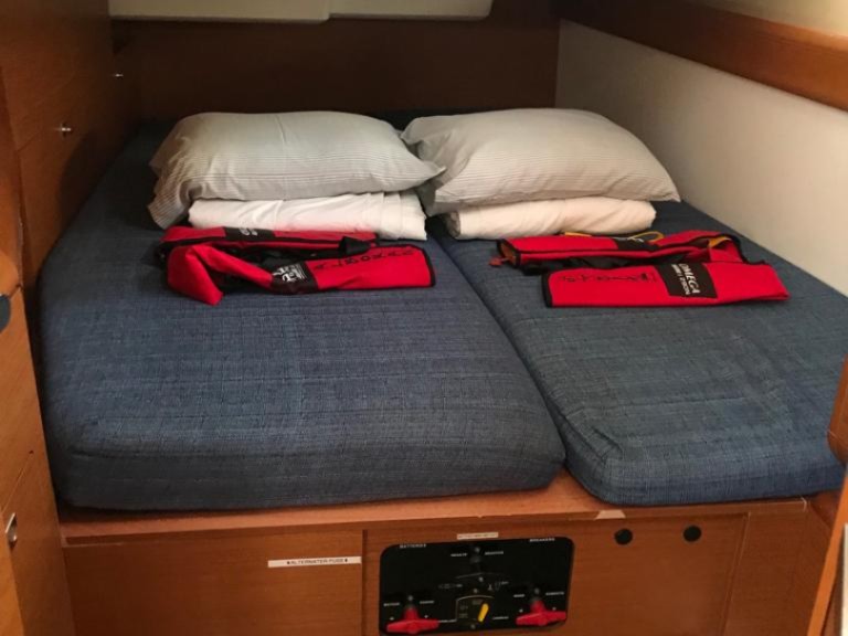 Yacht charter Palma de Mallorca cheap Sun Odyssey 519