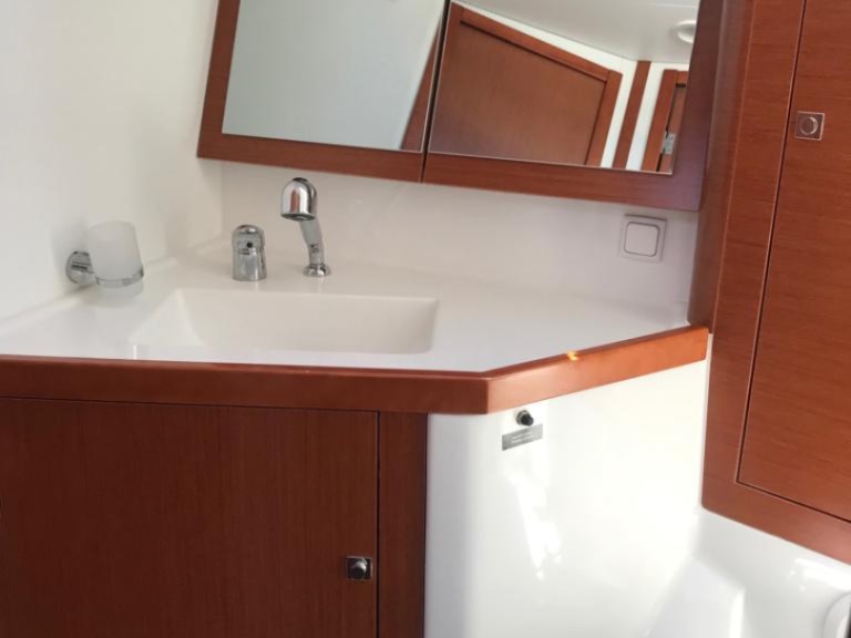 Rent a Bénéteau Oceanis 45 Palma de Mallorca