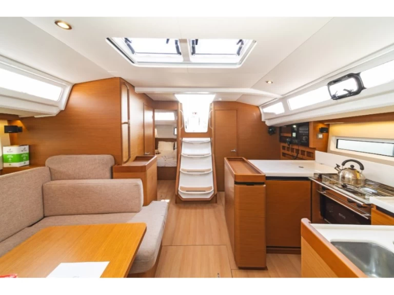 Rent a Jeanneau Sun Odyssey 440 Néa Péramos