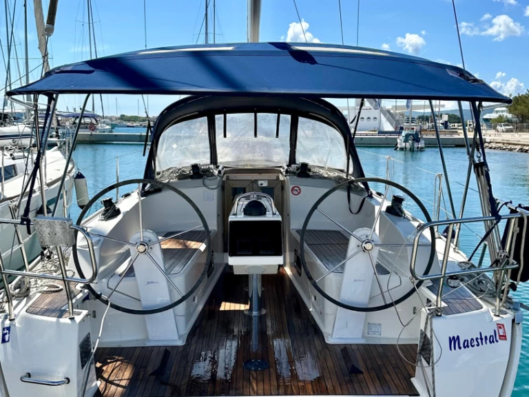 Rent a Bavaria Cruiser 37 Drage