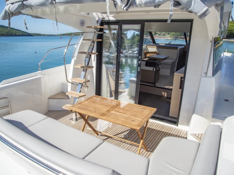 Rent a Jeanneau Prestige 420 Fly - 2 cab. Pula