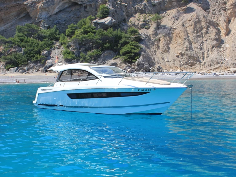 Rent a Jeanneau Leader 10 Alcúdia