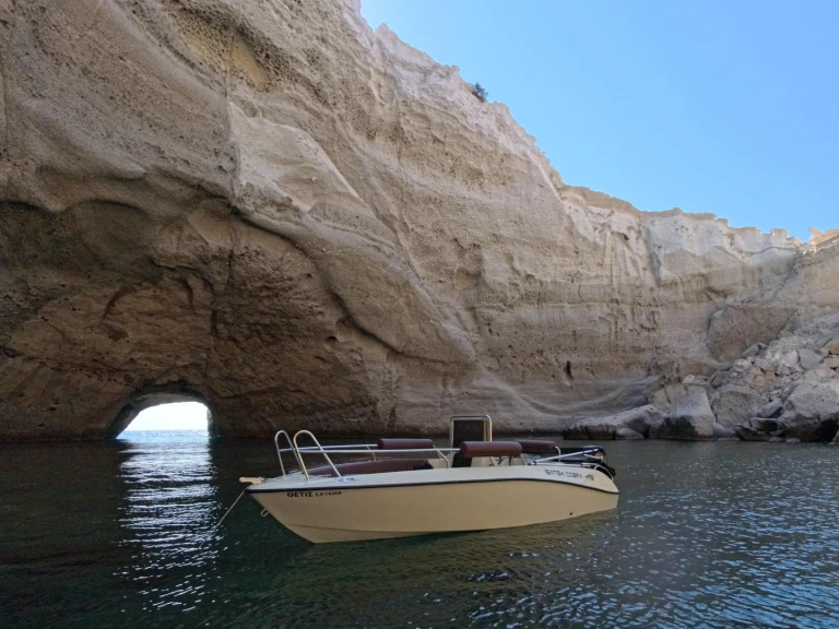 Yacht charter Mílos cheap COBRA 495