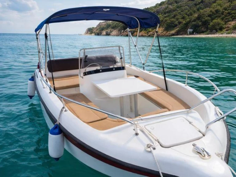 Bareboat Rental Motorboat Mareti with a boat licence