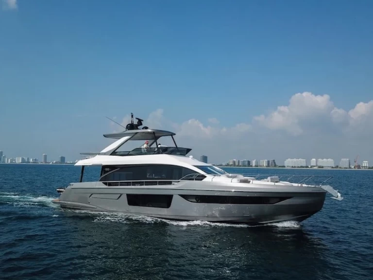 Boat rental Azimut Azimut 68 Fly in Miami on Samboat