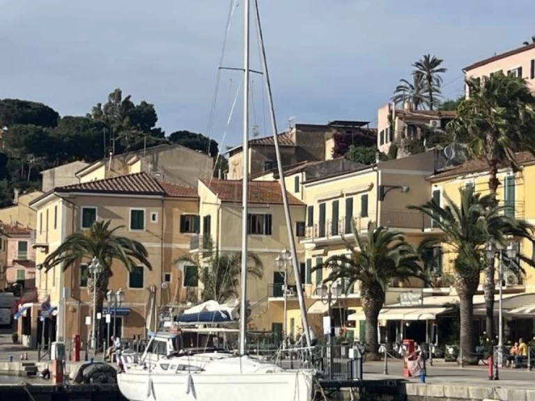 Jeanneau Sun Fast 32i charter bareboat or captained in  Santa-Maria-Poggio