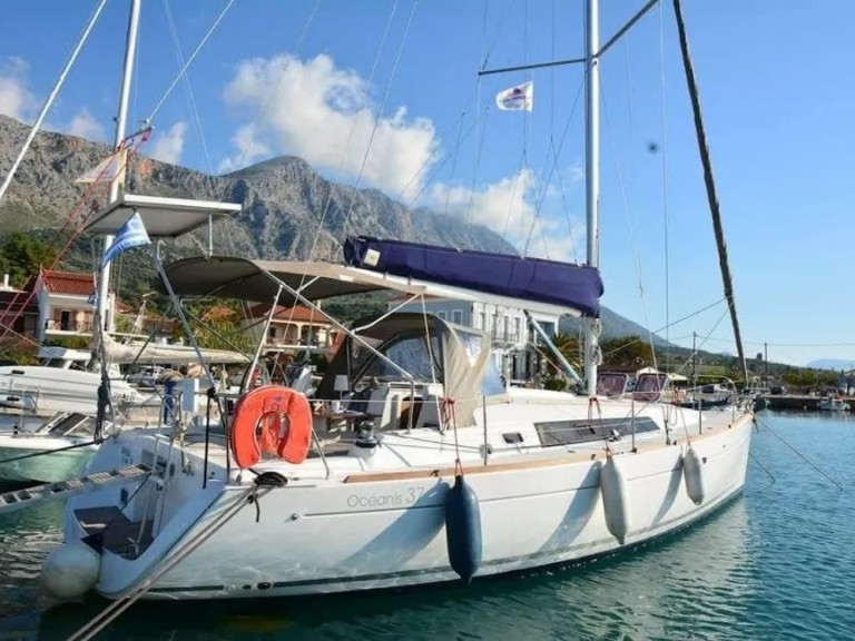 Rent a Bénéteau Oceanis 37 Pálairos