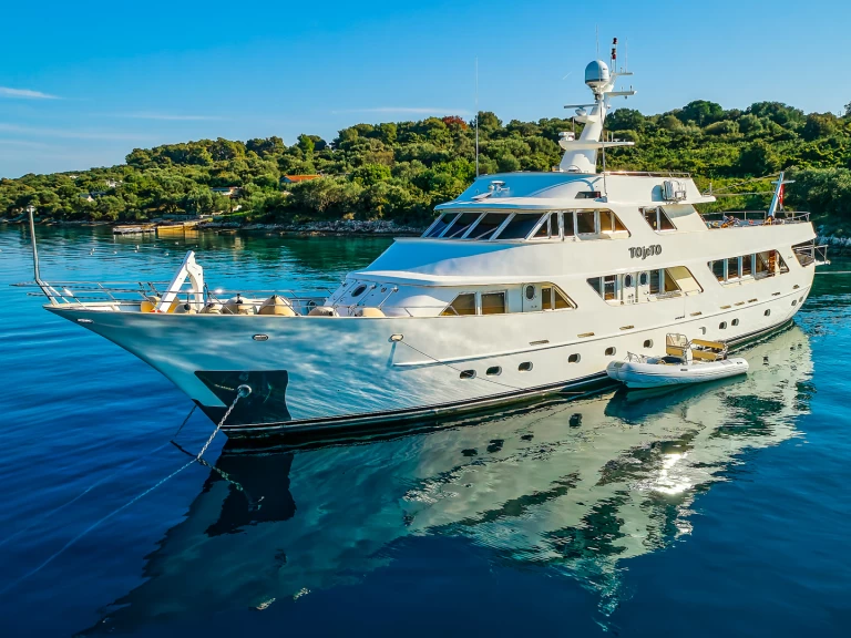 Rent a Benetti Benetti Classic 115 Trogir