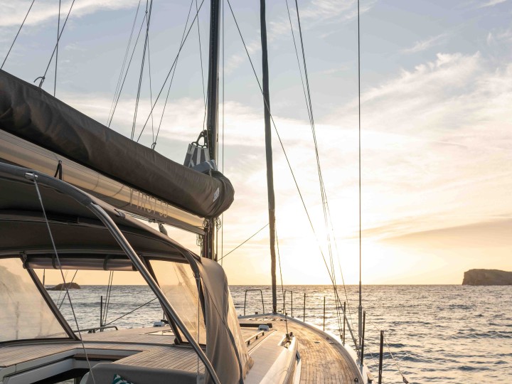 Sailboat rental with or without captain Bénéteau Lávrio