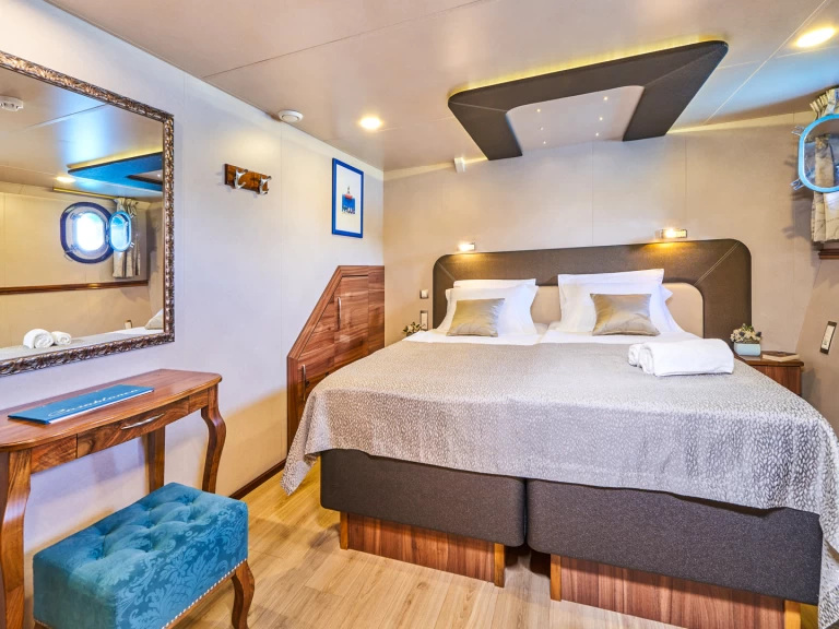 Rent a  Luxury motoryacht Trogir