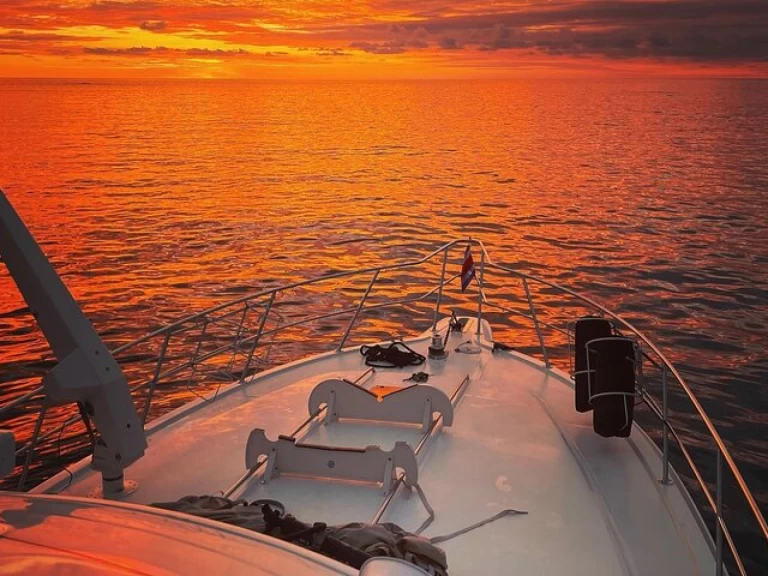 Sea Ray Sea Ray 53 charter bareboat or captained in  Quepos