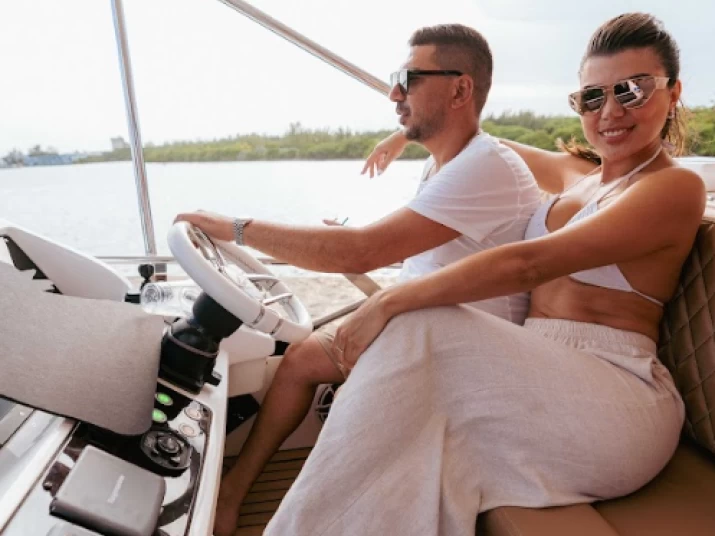 Yacht charter Miami Beach cheap Manhattan 70