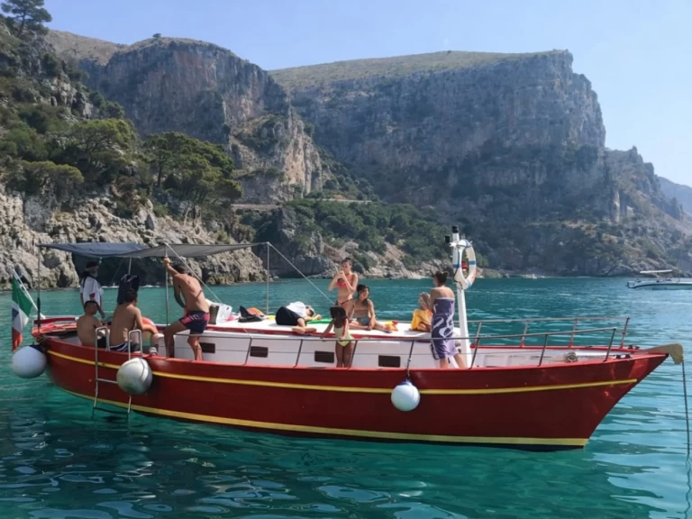 Motorboat rental with or without captain Gozzo Porto di Torre del Greco