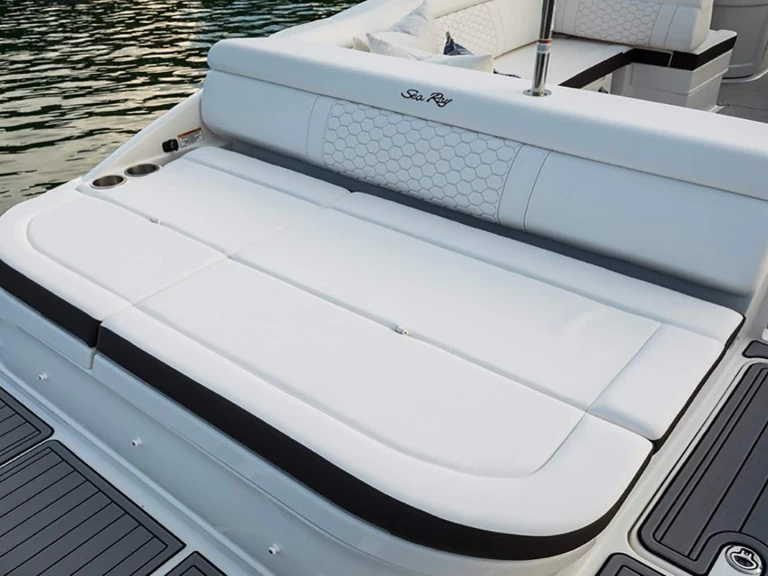 Bareboat Rental Motorboat Sea Ray with a boat licence