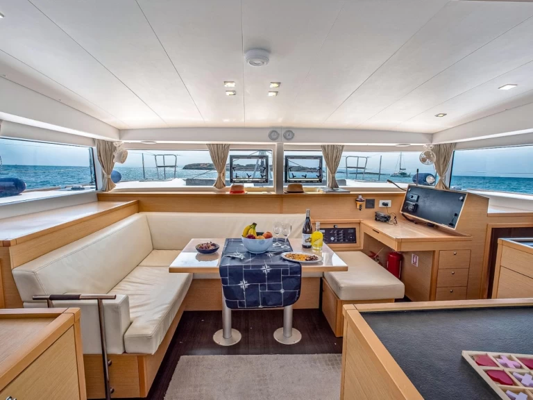 Catamaran rental in Ta' Xbiex - Lagoon Lagoon 40