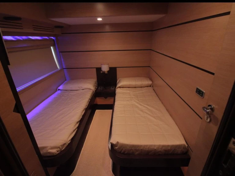 Boat rental Leopard Leopard 23 in Gardens Yacht Marina on Samboat