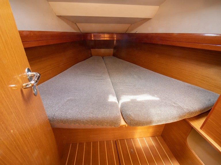 Boat rental Jeanneau Sun Odyssey 36 in Nikiána on Samboat